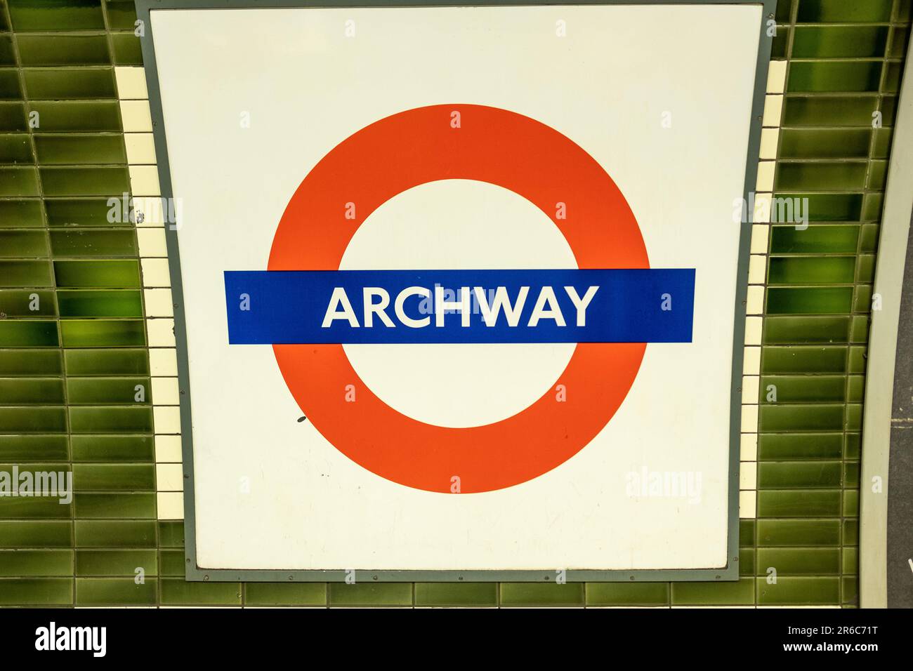LONDON - 21. MÄRZ 2023: Archway U-Bahnstation, eine Station der Northern Line im Gebiet Islington im Norden Londons Stockfoto