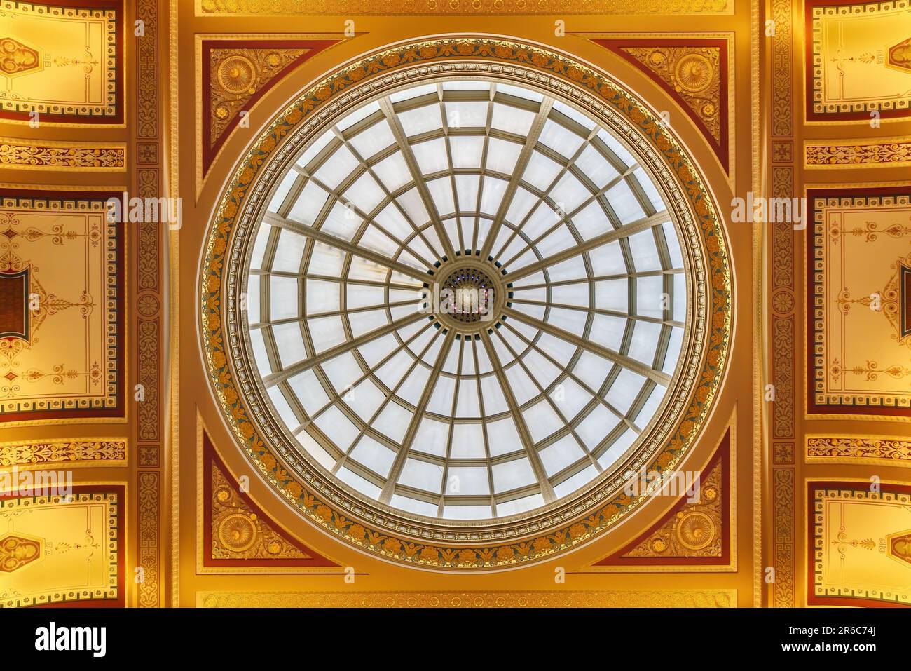 London, Großbritannien - Mai 2023: Innenansicht des wunderschön dekorierten Doms der National Gallery of London, Großbritannien Stockfoto