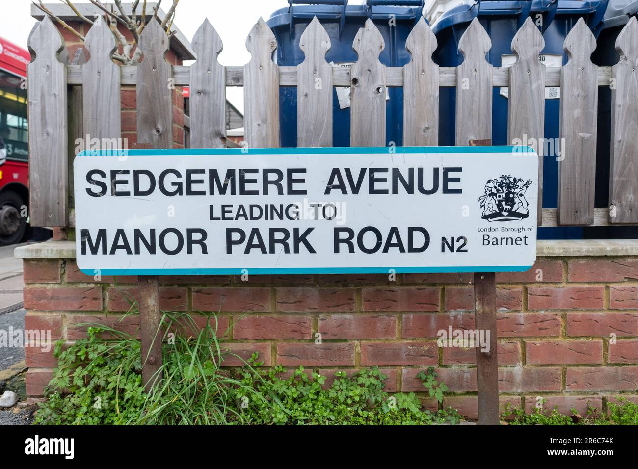 LONDON - 21. MÄRZ 2023: Straßenschild für Wohngegend in London Borough of Barnet N2 Stockfoto