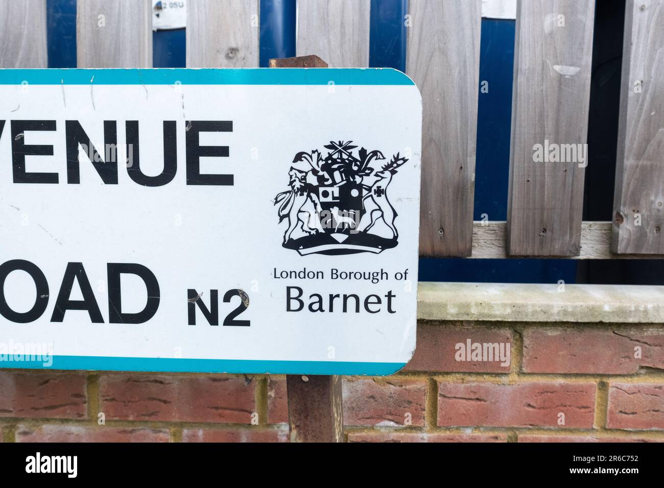 LONDON - 21. MÄRZ 2023: Straßenschild für Wohngegend in London Borough of Barnet N2 Stockfoto