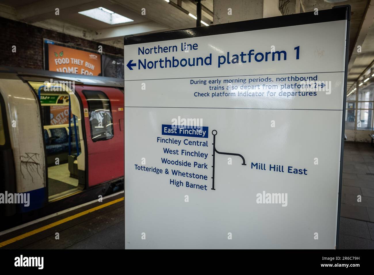 LONDON - 21. MÄRZ 2023: East Finchley U-Bahn-Station, eine Station der Northern Line im Barnet-Gebiet im Norden Londons Stockfoto