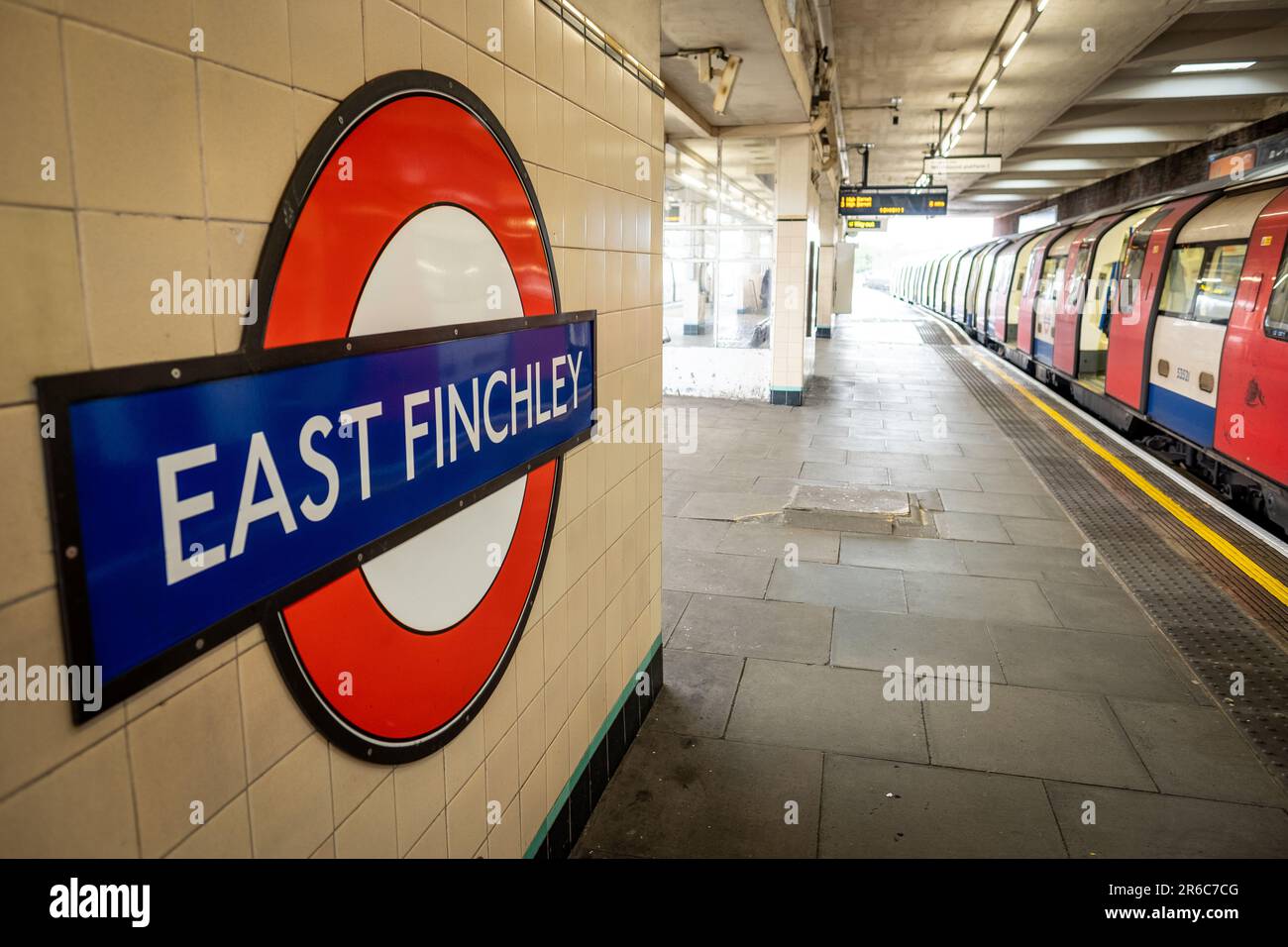 LONDON - 21. MÄRZ 2023: East Finchley U-Bahn-Station, eine Station der Northern Line im Barnet-Gebiet im Norden Londons Stockfoto
