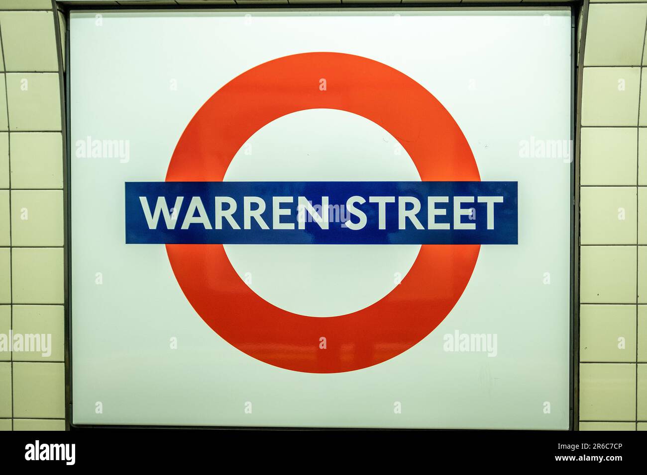 LONDON - 21. MÄRZ 2023: Warren Street U-Bahnstation, eine Northern- und Victoria-Bahnstation in Zone 1. Stockfoto