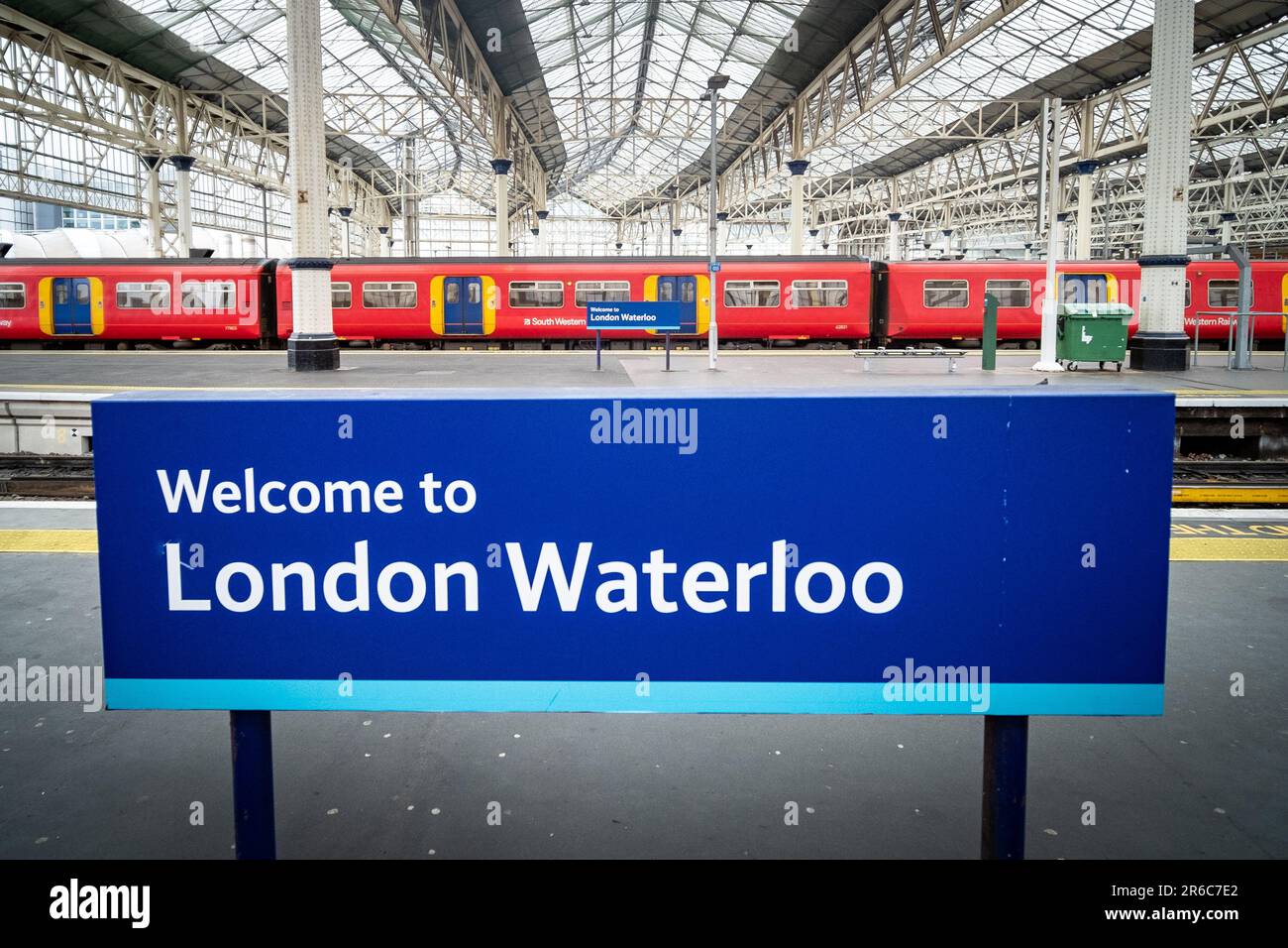 London - 20. März 2023: Bahnhof und Schild London Waterloo, Hauptbahnhofsterminal Stockfoto