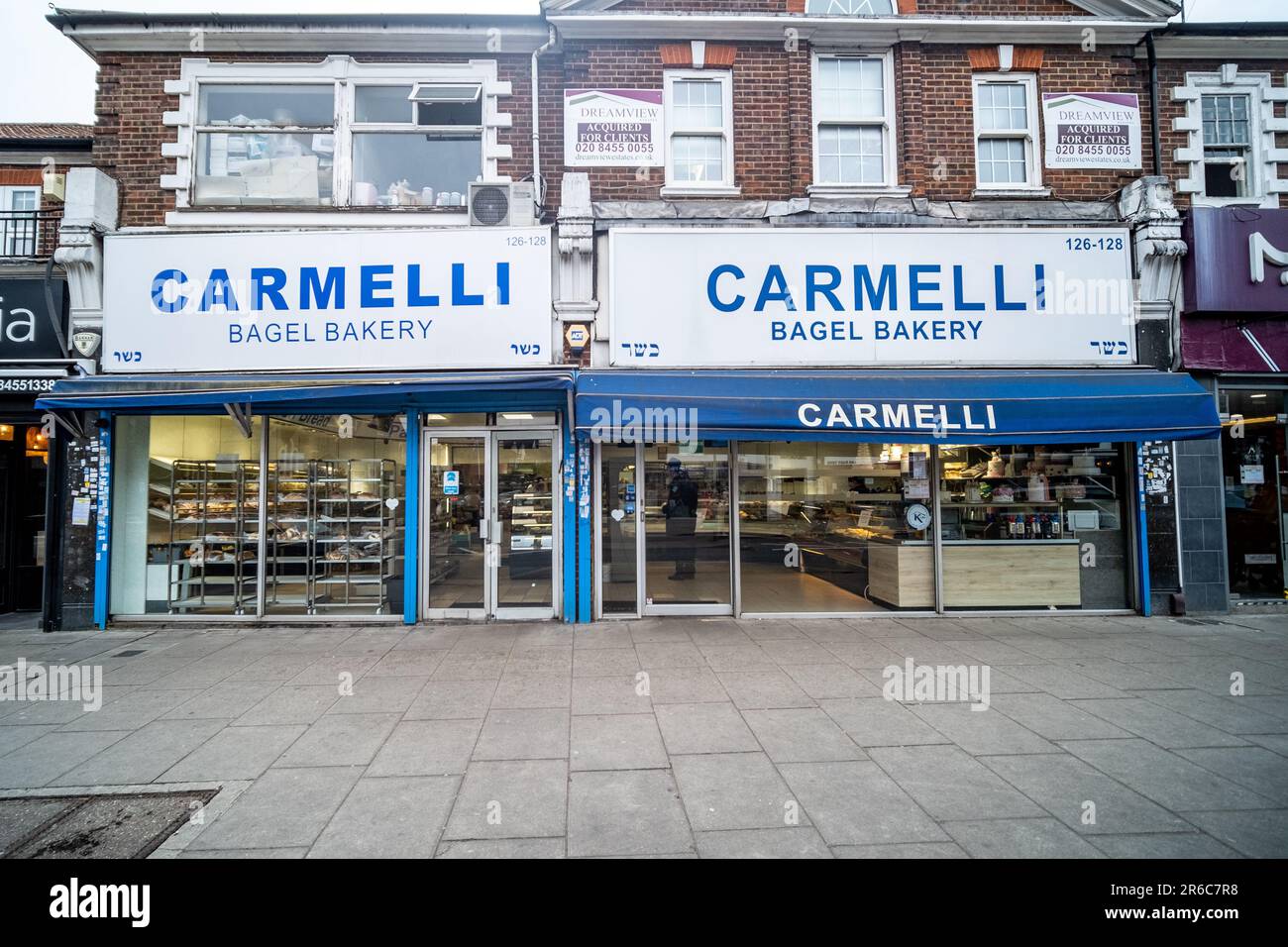 London - März 2023: Carmelli Bakery in Golders Green, eine lokale berühmte und beliebte traditionelle jüdische Bäckerei Stockfoto