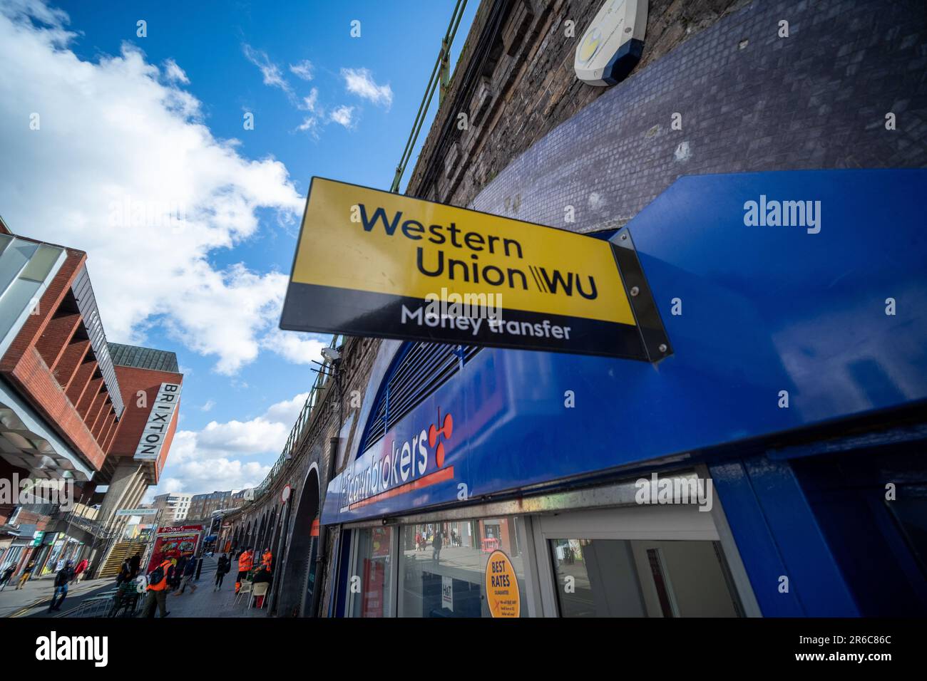 LONDON, MÄRZ 2023: Western Union Schild auf der Außenseite des High Street Shops - ein Geldtransferservice Stockfoto