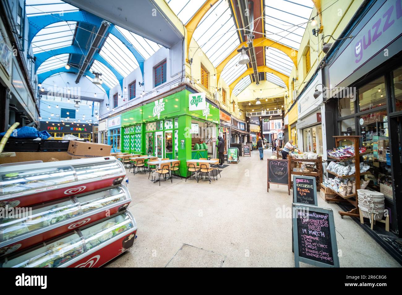 London - März 2023: Brixton Village, Teil des Brixton Market - eine Halle mit Imbissständen, Bars und Geschäften von multikulturellen Bewohnern Stockfoto