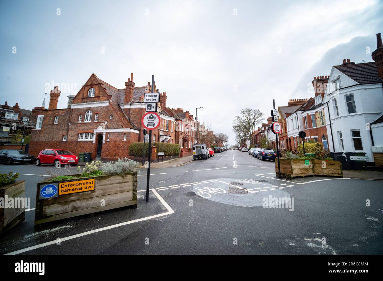 London - 01. März 2023: Wenig Verkehr Verkehrs-Management-Kameras in der Nachbarschaft in terrassenförmig angelegten Wohngebieten an der Streatham High Street Stockfoto