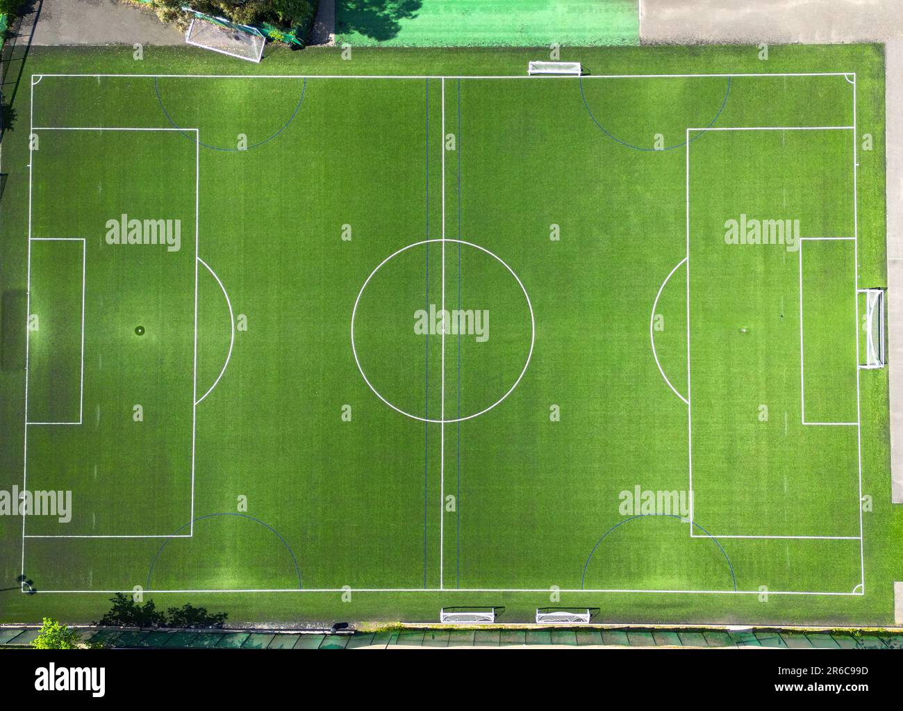 Blick von oben auf ein Fußballfeld mit Kunstrasen. Kein Pöiple. Stockfoto