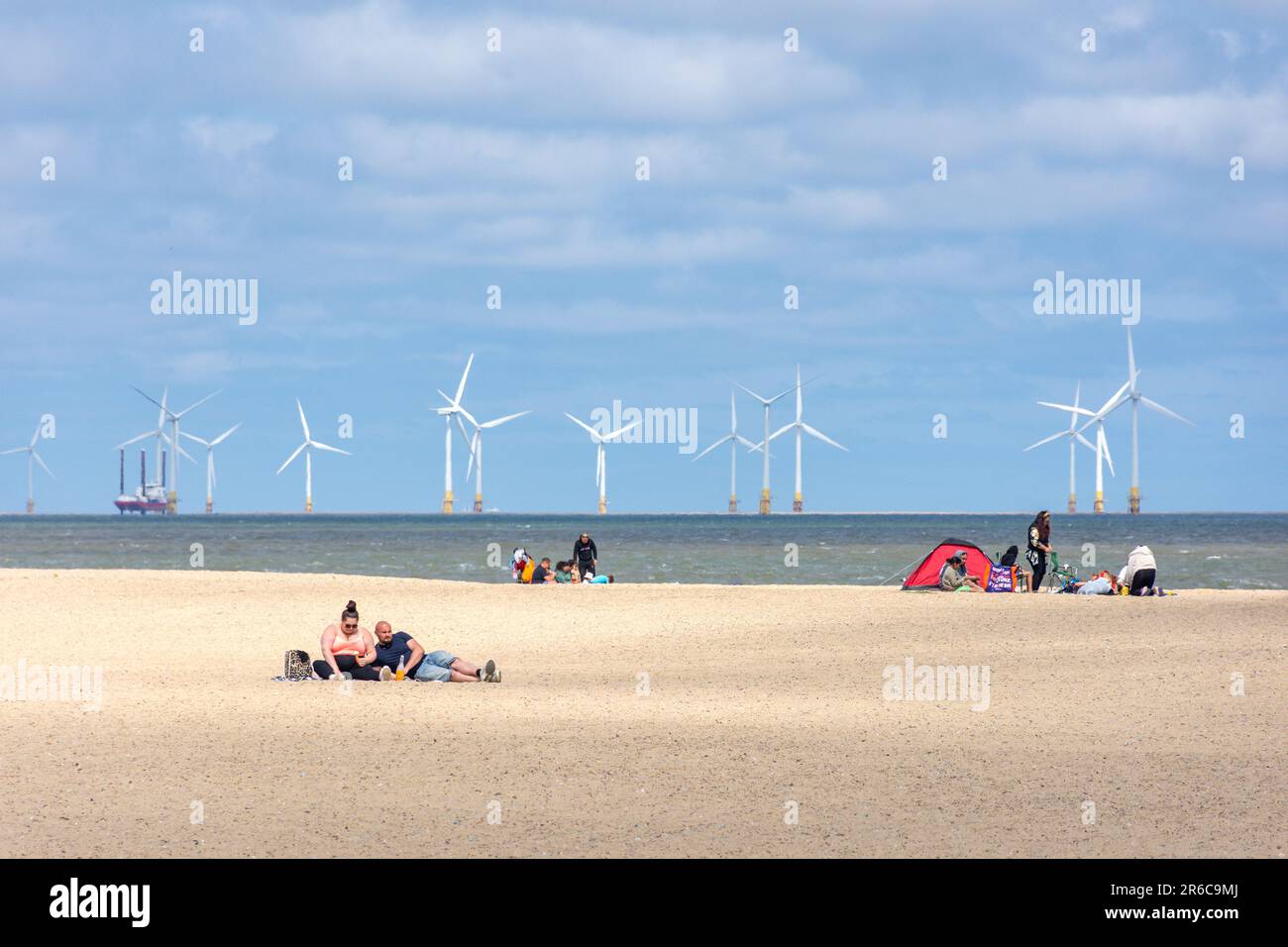 Great Yarmouth Beach mit Offshore-Windturbinen, Great Yarmouth, Norfolk, England, Großbritannien Stockfoto