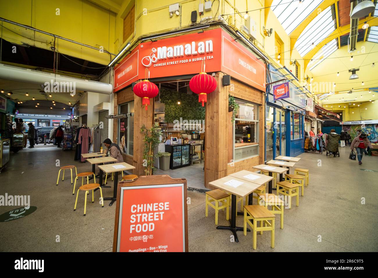 London - März 2023: Brixton Village, Teil des Brixton Market - eine Halle mit Imbissständen, Bars und Geschäften von multikulturellen Bewohnern Stockfoto