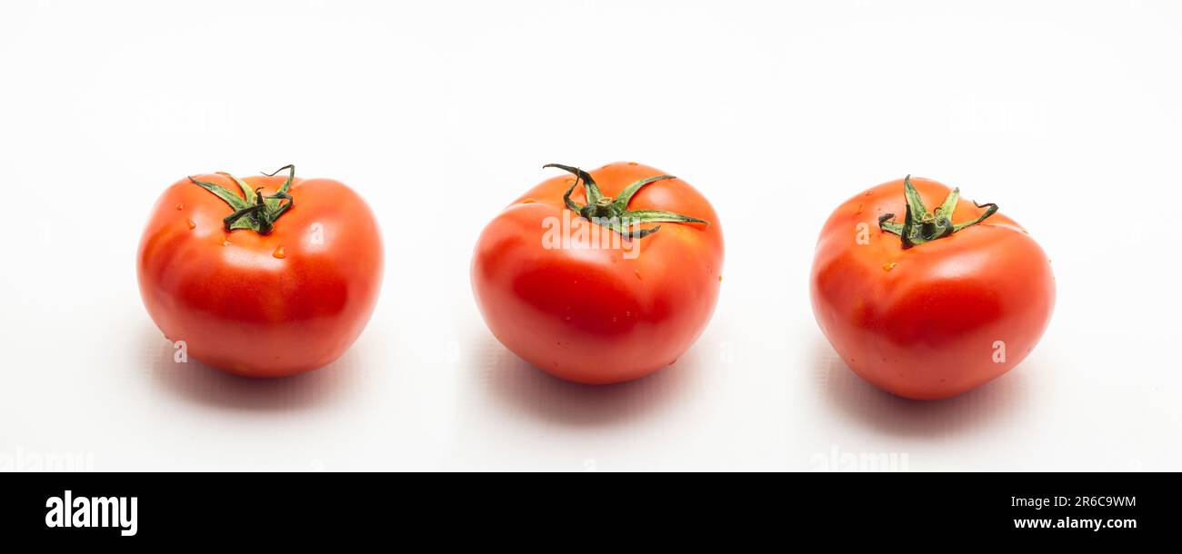 Goiania, Goias, Brasilien – 08. Juni 2023: Drei schöne, reife rote Tomaten auf weißem Hintergrund. Stockfoto