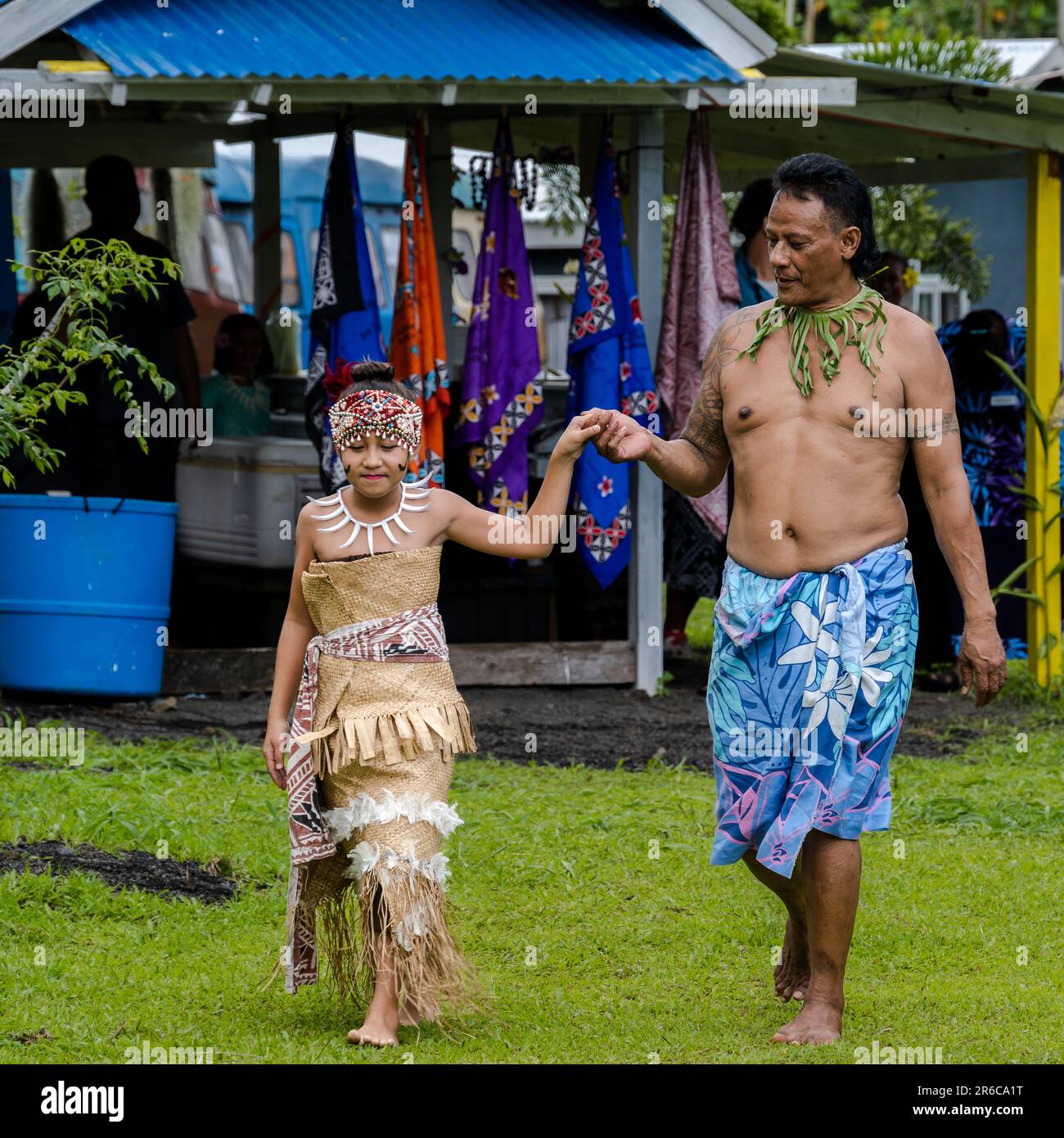 Talofa Village, Amerikanisch-Samoa, 7. Februar 2023. Ein Vater begleitet seine Tochter, gekleidet als Prinzessin, zu einem feierlichen Volkstanz in Talofa Villa Stockfoto