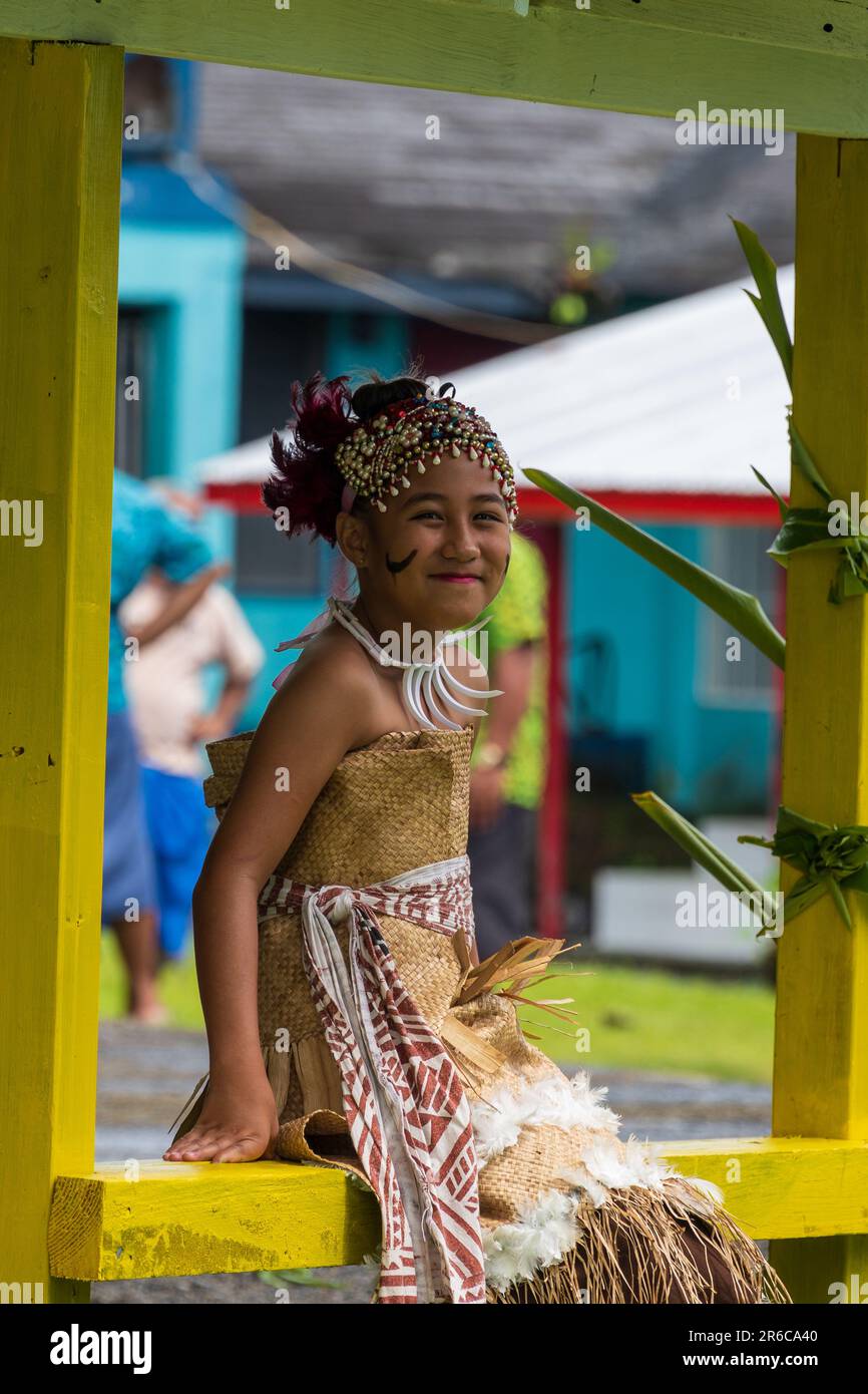Taflofa Village, Amerikanisch-Samoa--7. Februar 2023. Ein Mädchen. Gekleidet in den zeremoniellen Kleidern einer Prinzessin in Talofa Village lächelt. Stockfoto