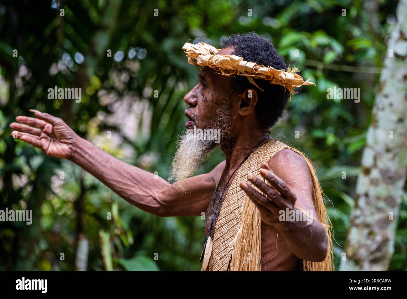 Vanuatu--15. Februar 2023. Ein Nahfoto eines Dorfhäuptlings, auf dem er seine Arme ausstreckt, um Aufmerksamkeit zu erregen. Stockfoto