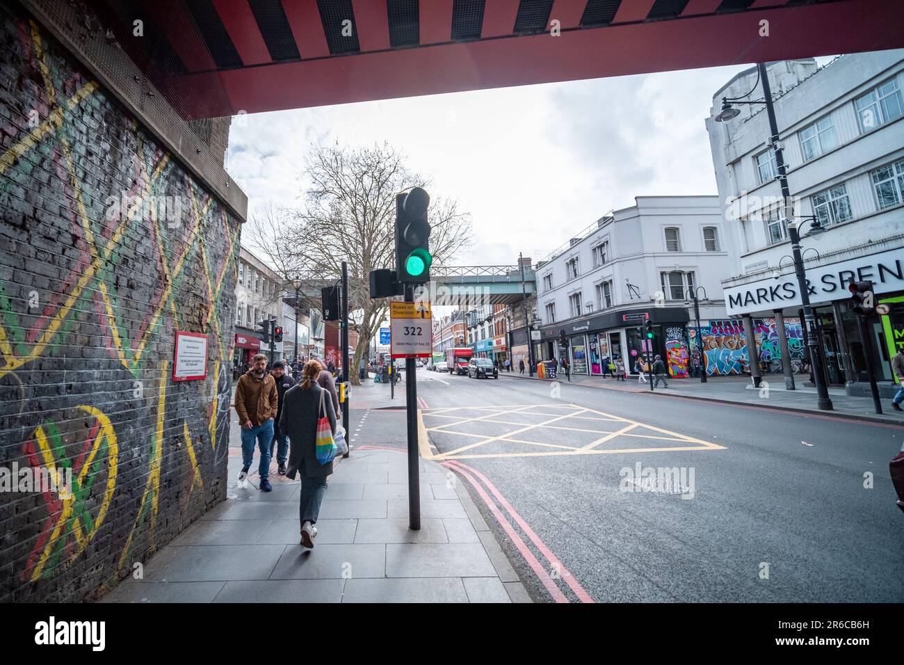LONDON, Brixton - MÄRZ 2023: Brixton Road Street Scene, pulsierende Gegend im Süden Londons. Stockfoto
