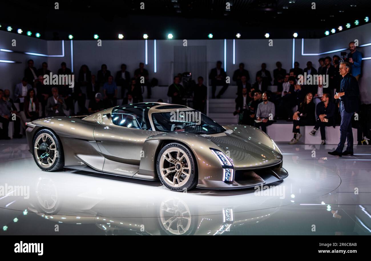 Stuttgart, Deutschland. 08. Juni 2023. Der neue Porsche Concept Car „Porsche Mission X“ wird anlässlich der feierlichen Veranstaltung zu 75 Jahren Porsche Sportwagen im Firmenmuseum Stuttgart-Zuffenhausen vorgestellt. Kredit: Christoph Schmidt/dpa/Alamy Live News Stockfoto