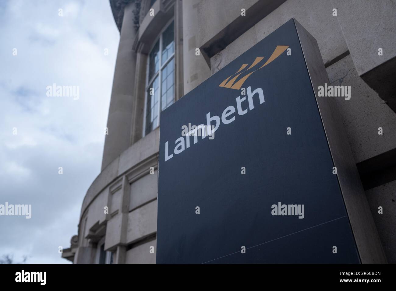 LONDON, MÄRZ 2023: Schild und Logo des Lambeth London Borough Council vor dem Town Hall-Gebäude in Brixton, Südwest-London Stockfoto