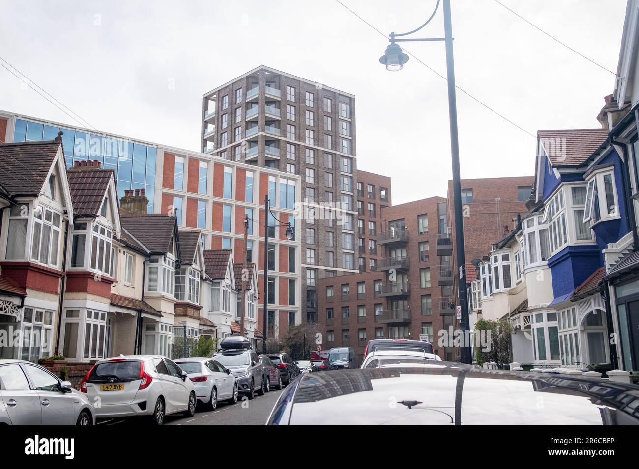 LONDON, MÄRZ 2023: Alte und neue Wohngebäude im Zentrum von Brixton, Süd-London Stockfoto