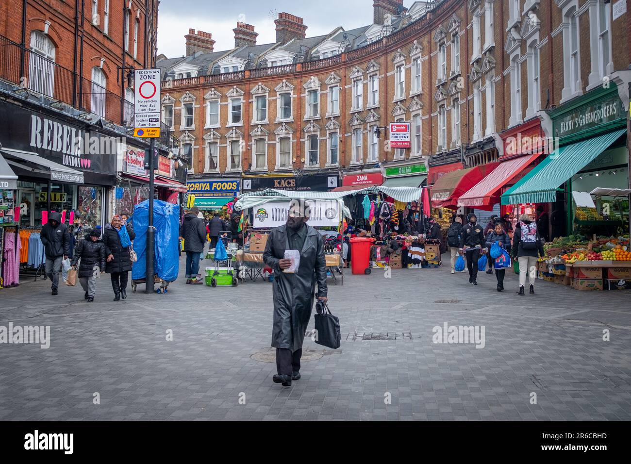 LONDON, MÄRZ 2023: Electric Avenue in Brixton, Südwesten von London - und berühmte Straße mit Markt und unabhängigen Geschäften - Teil von Brixton Village Stockfoto