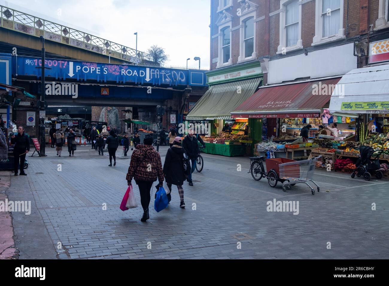 LONDON, MÄRZ 2023: Electric Avenue in Brixton, Südwesten von London - und berühmte Straße mit Markt und unabhängigen Geschäften - Teil von Brixton Village Stockfoto