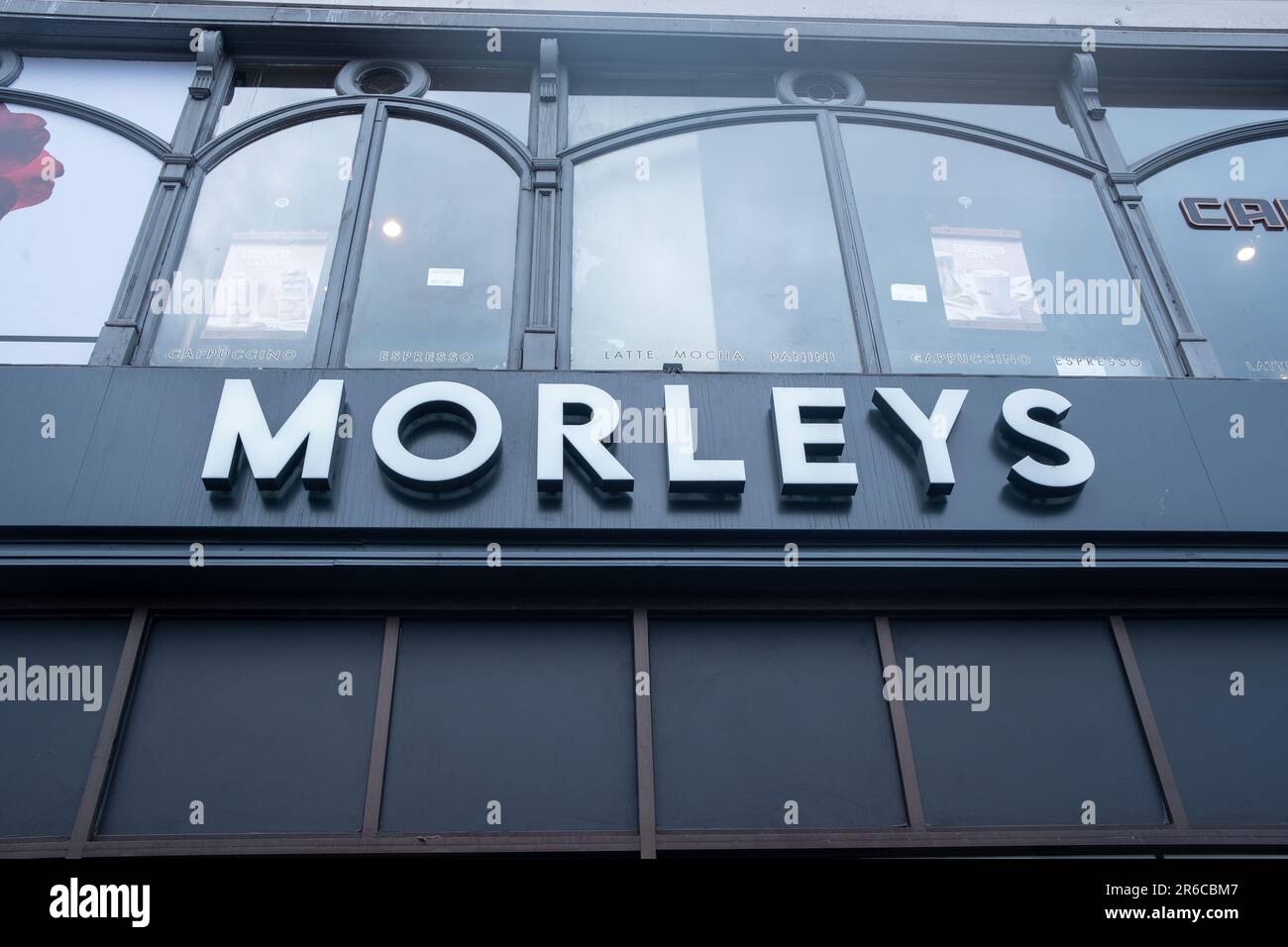 LONDON, MÄRZ 2023: Morleys on Brixton Road, ein großes und altes Kaufhaus mit 4 Etagen Stockfoto