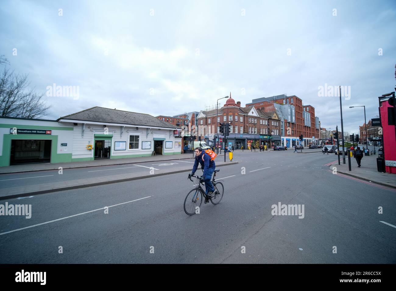 London – 01. März 2023: Radfahrer in der Streatham High Street, einer 1,8 km langen Straße mit Geschäften in SW16 South West London Stockfoto