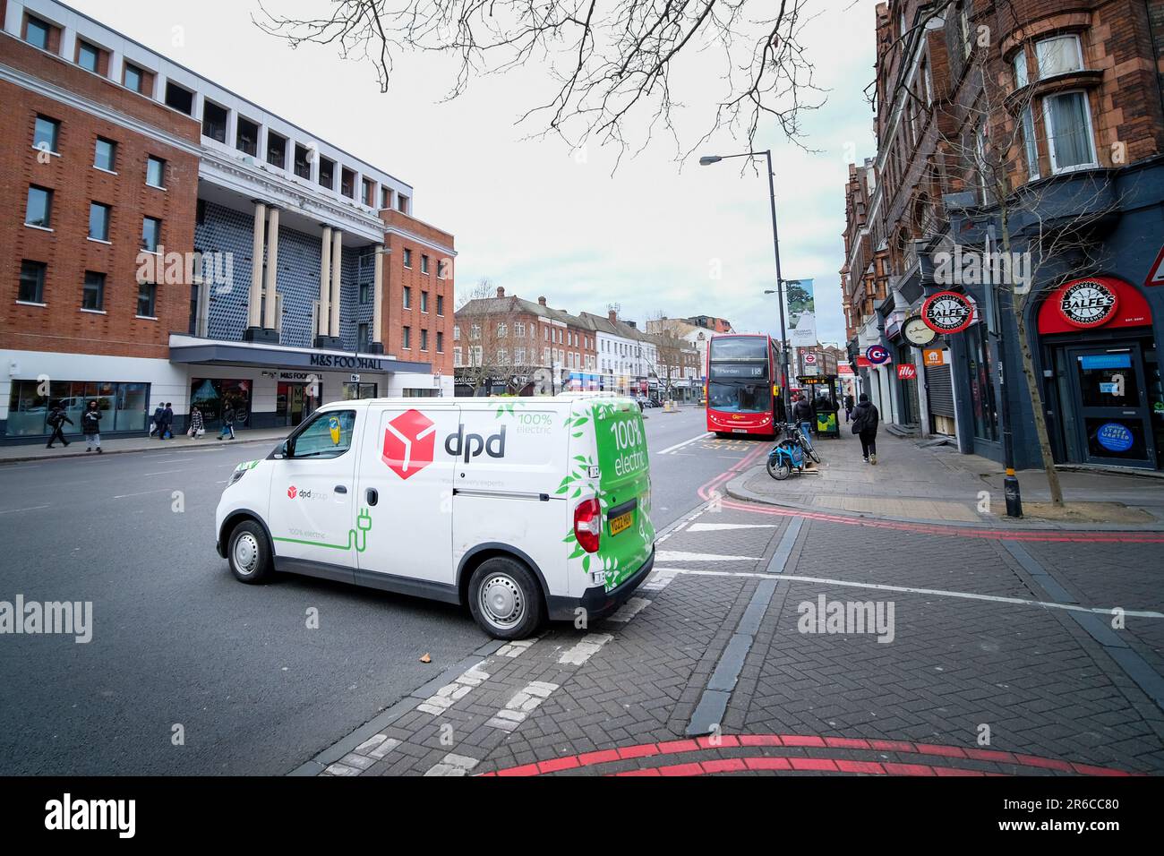 London – 01. März 2023: Ein Lieferwagen von DPD GeoPost auf der Streatham High Street, eine 1,8 km lange Straße mit Geschäften in SW16 South West London Stockfoto