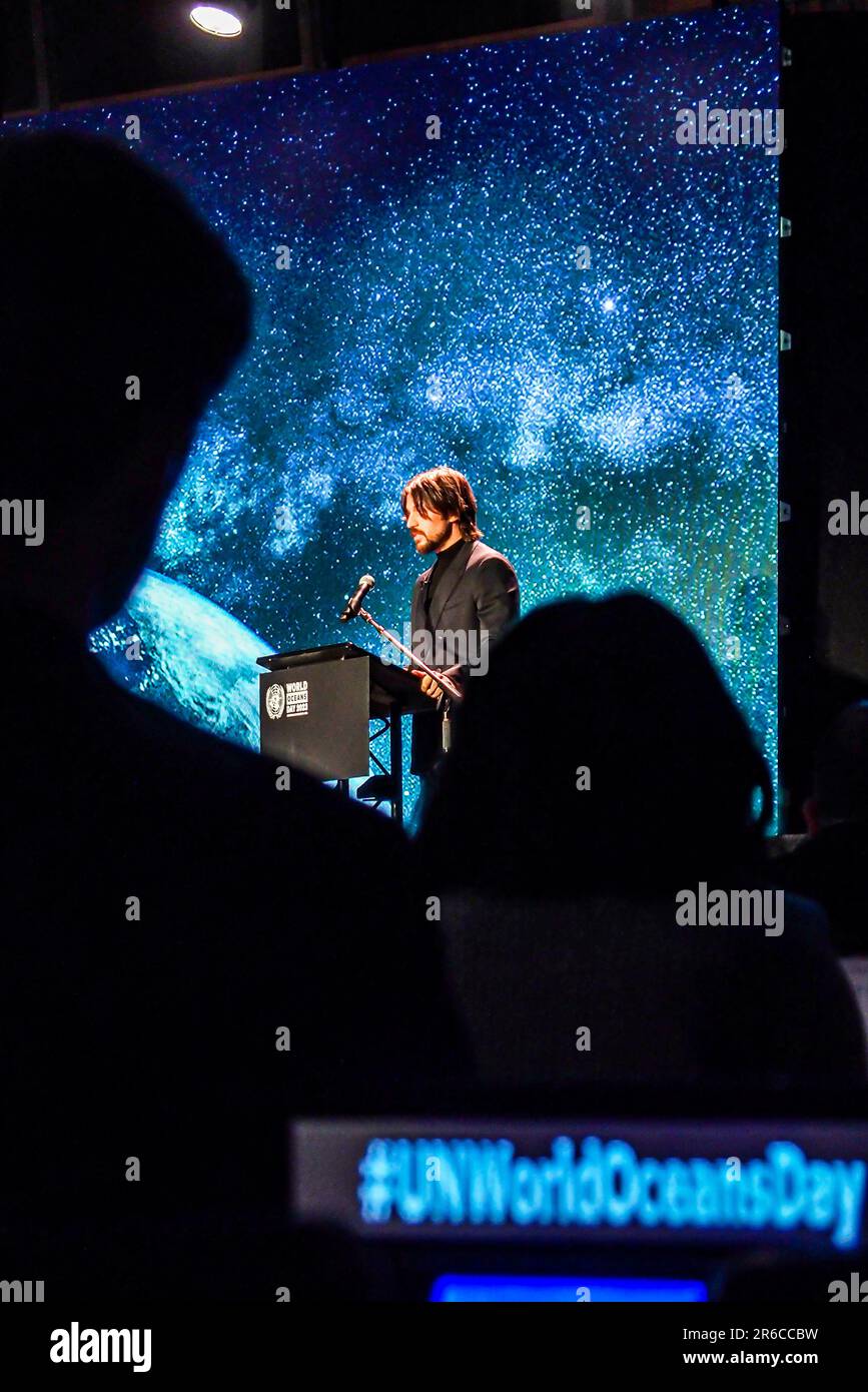 New York, New York, USA. 8. Juni 2023. Schauspieler LUKAS BRAVO, spricht während der Weltmeertag-Beobachtung, Planet Ocean: Die Gezeiten im UN-Hauptquartier in NYC ändern sich. Bei der Veranstaltung kamen führende Vertreter der Ozeanographie und Berühmtheiten zusammen, um zu erörtern und die Aufmerksamkeit darauf zu lenken, wie die heutigen Probleme des Ozeans und die Auswirkungen auf die globale Klimakrise und die heutige Umwelt angegangen werden können. (Kreditbild: © Bianca Otero/ZUMA Press Wire) NUR REDAKTIONELLE VERWENDUNG! Nicht für den kommerziellen GEBRAUCH! Stockfoto