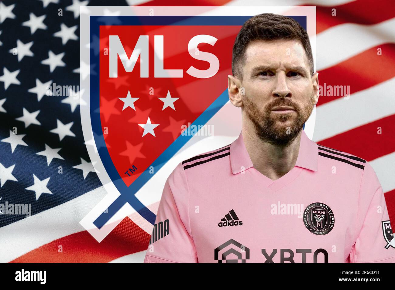 Lionel Messi mit dem Inter Miami Trikot, dem MLS-Schild und der US-Flagge Stockfoto