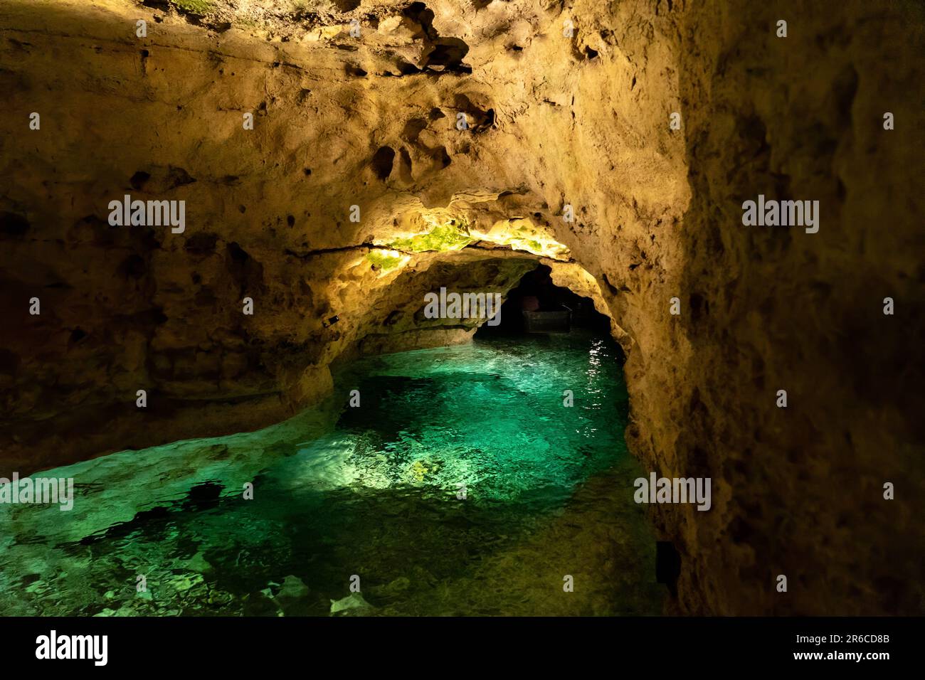 Tapolca Seehöhle in Ungarn neben dem Balaton schöne Abenteuerbootfahrt in der Höhle. Stockfoto