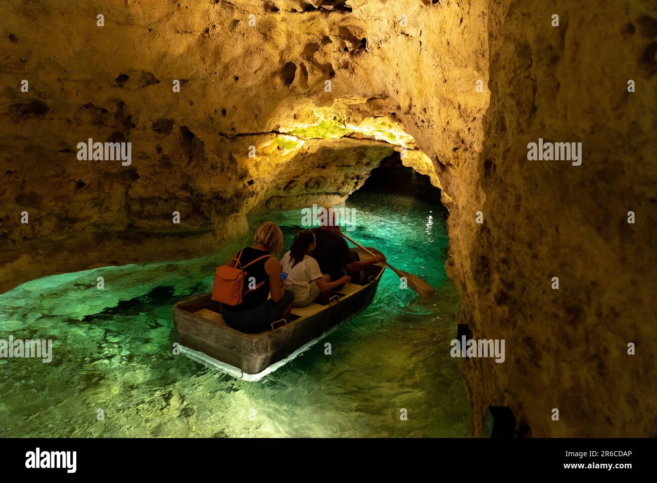 Tapolca Seehöhle in Ungarn neben dem Balaton schöne Abenteuerbootfahrt in der Höhle. Stockfoto