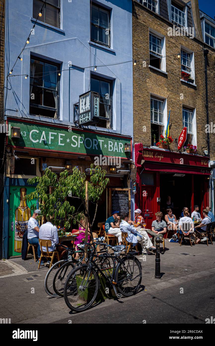 Cafe Kick Sports Bar Cafe Exmouth Market London. Exmouth Market ist ein Straßenmarkt mit 32 Verkaufsständen in Clerkenwell N. London. Tischfußballbar. Stockfoto
