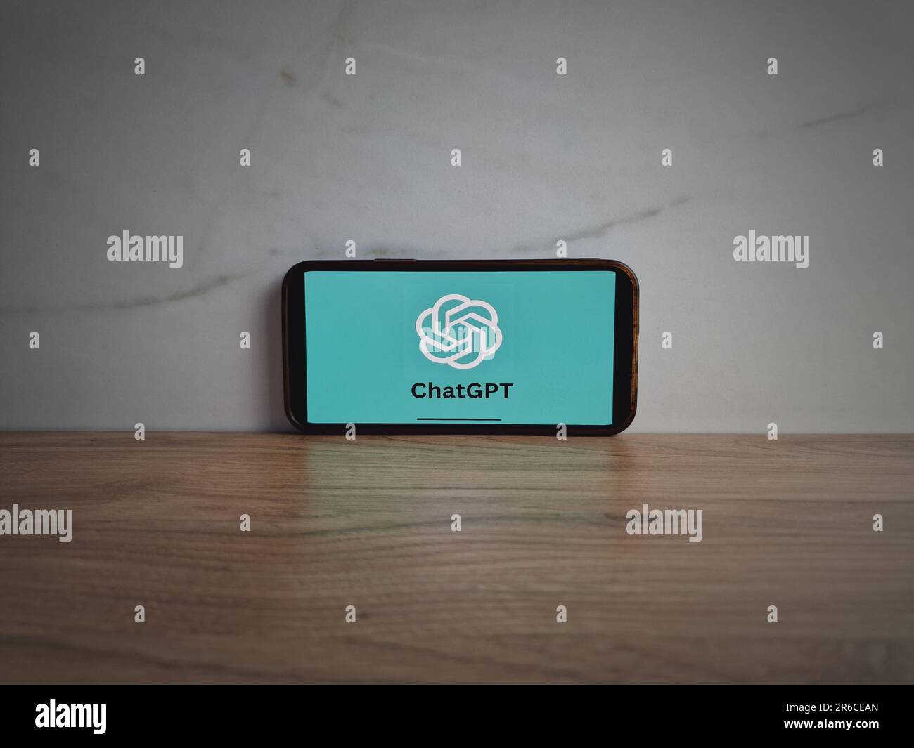 Konskie, Polen - 08. Juni 2023: ChatGPT-Logo für Chatbot mit künstlicher Intelligenz wird auf dem Bildschirm des Mobiltelefons angezeigt Stockfoto