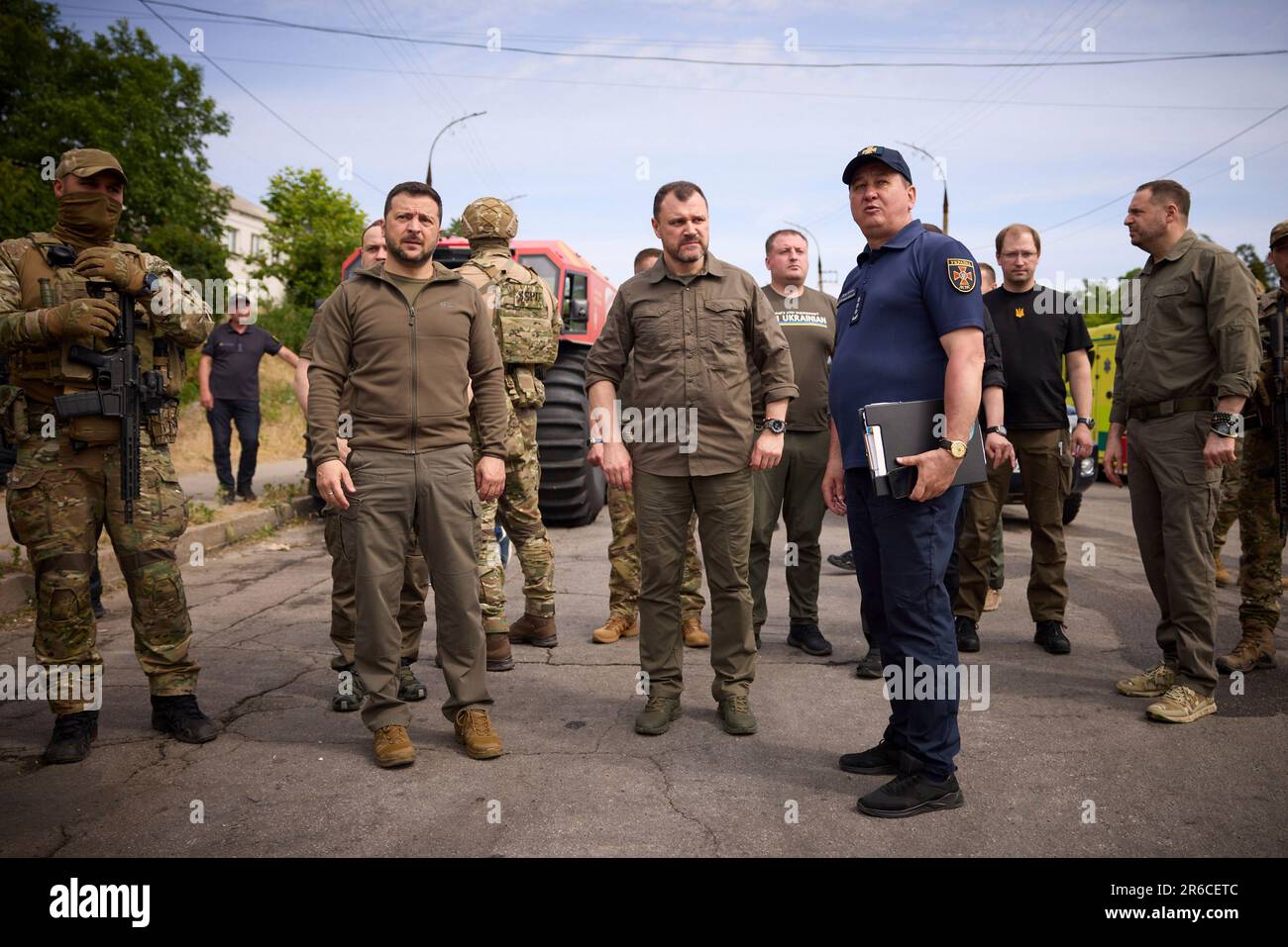 Snihurivka, Ukraine. 08. Juni 2023. Der ukrainische Präsident Wolodymyr Zelenskyy, links, hört Innenminister Ihor Klymenko, Zentrum, und der regionale Leiter der staatlichen Rettungsdienste beschreiben die Situation nach dem sabotierten Wasserkraftwerk Kakhovka, der die Region überflutete, am 8. Juni 2023 in der Region Kherson, Ukraine. Kredit: Pool Photo/Pressestelle Des Ukrainischen Präsidenten/Alamy Live News Stockfoto