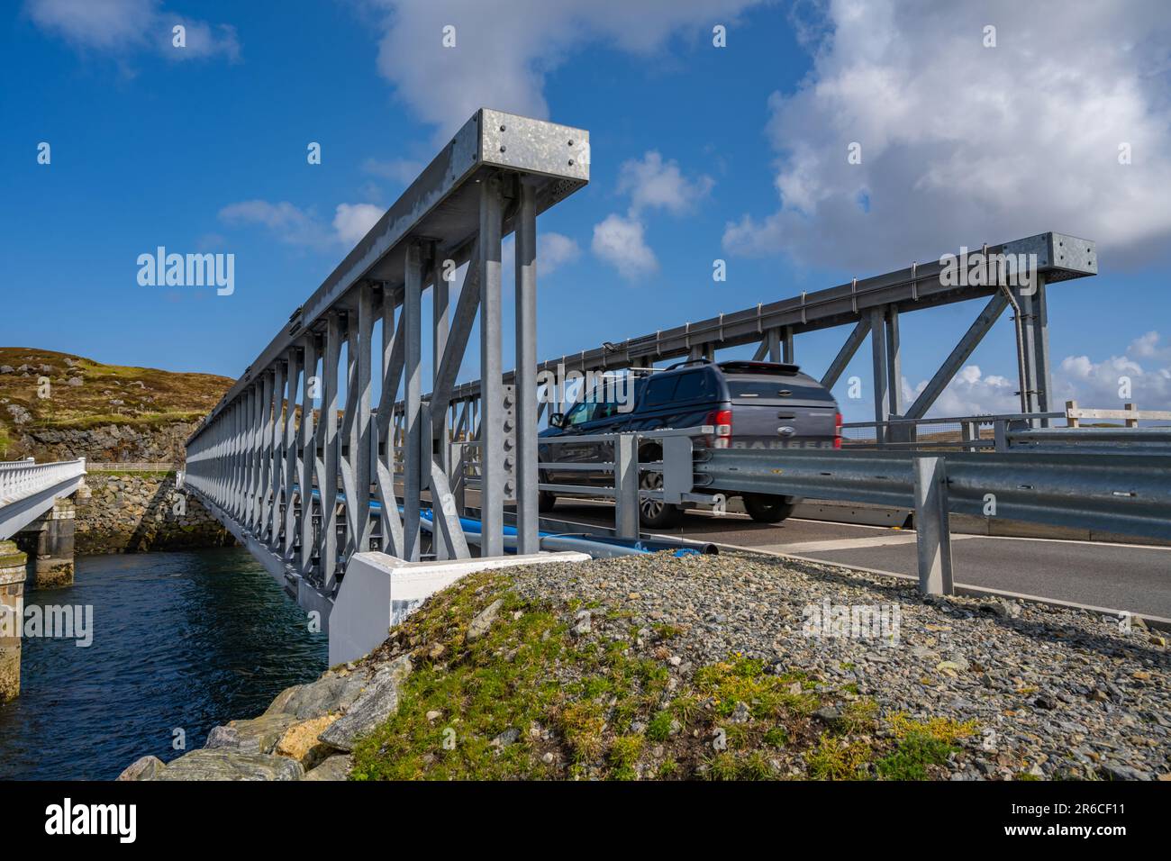Die neue Brücke über Loch Roag in Richtung Great Bearnera (Beˆrnaraigh M˜r) Stockfoto