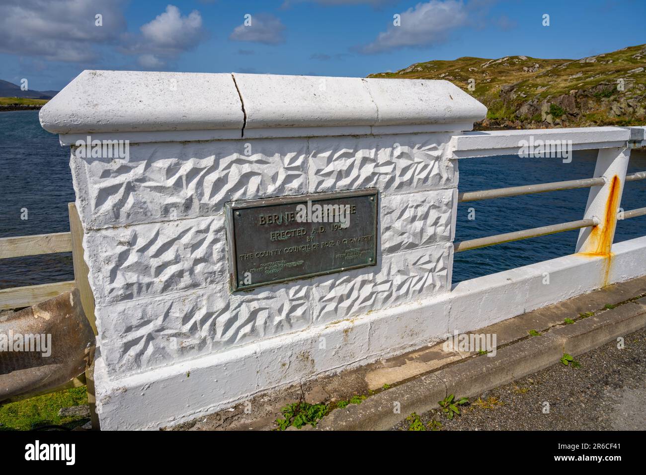 Die alte Brücke über Loch Roag in Richtung Great Bearnera (Beˆrnaraigh M˜r) Stockfoto