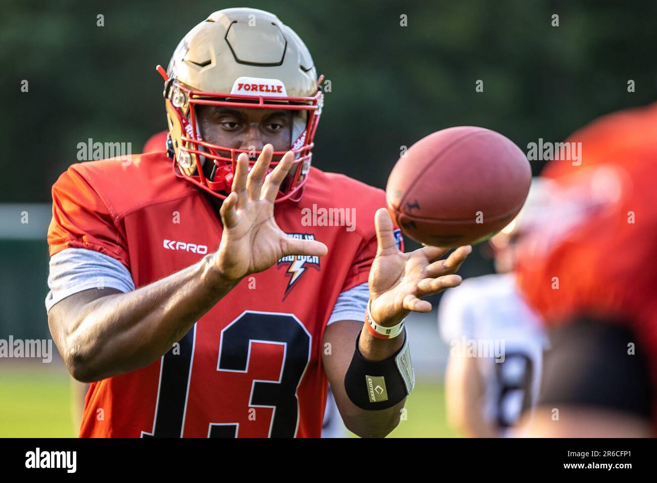 Berlin, Deutschland. 08. Juni 2023. American Football: Europäische Fußballliga, Media Day im Berliner Thunder, Friedrich-Ludwig-Jahn-Sportpark. Donovan Isom fängt den Ball. Kredit: Andreas Gora/dpa/Alamy Live News Stockfoto