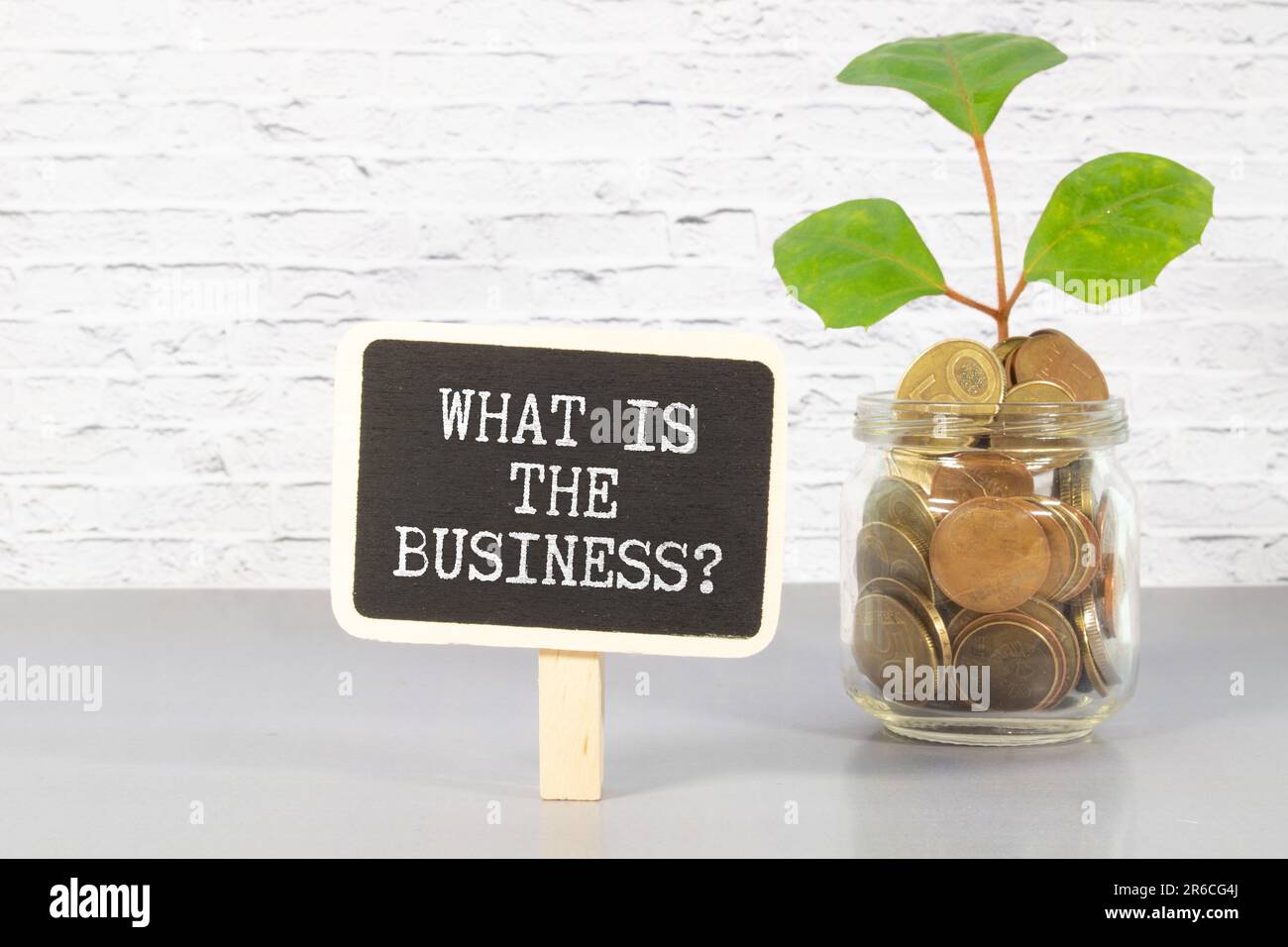 Geschäftskonzept. Auf den Geschäftsdiagrammen befinden sich ein Stift und ein Schild mit der Aufschrift „Business System“ Stockfoto