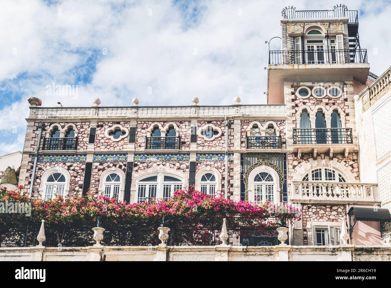 Schloss Chafariz d' el Rei im Alfama-Viertel von Lissabon mit blühenden roten Blumen auf dem Balkon Stockfoto