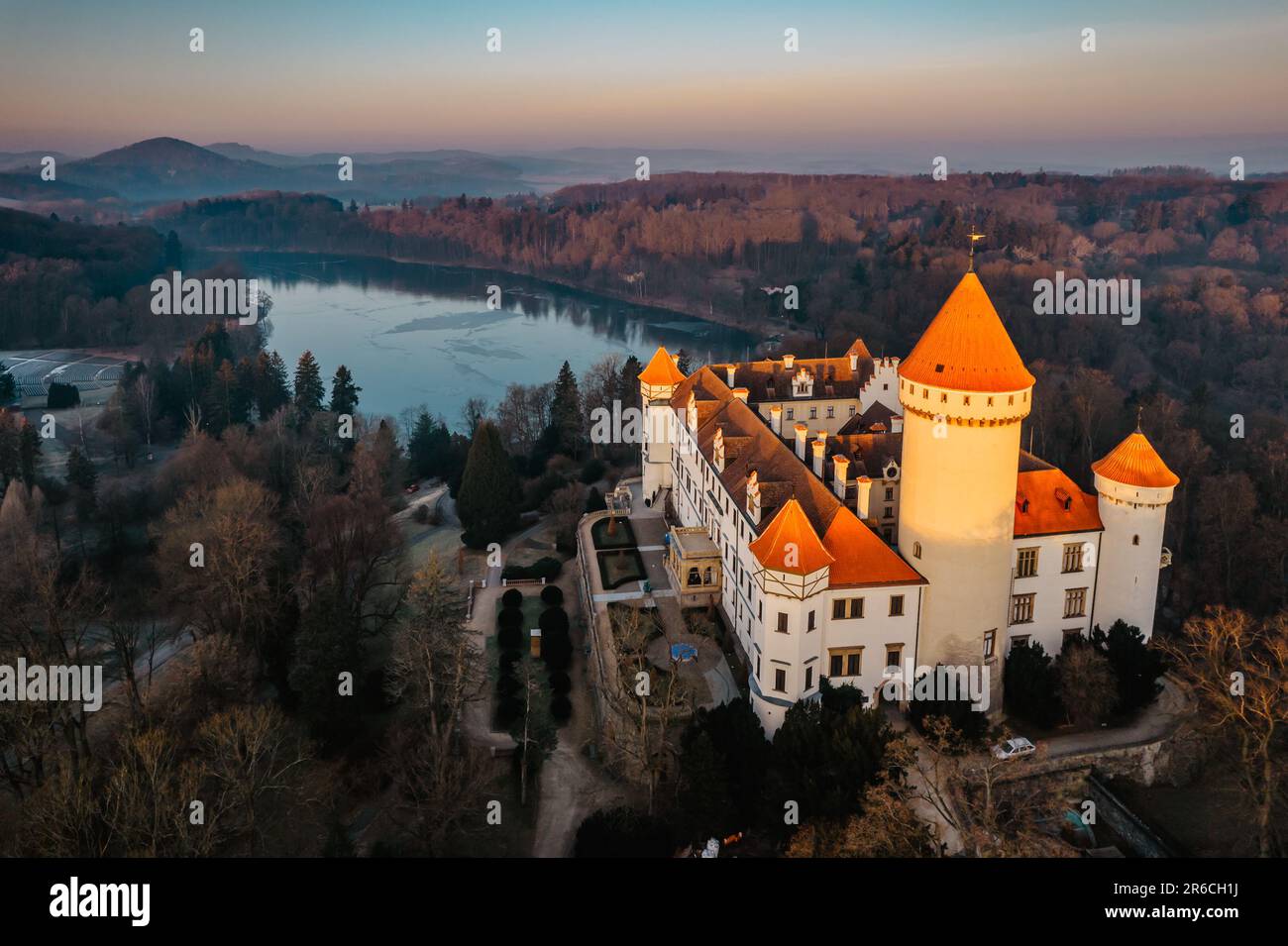 Konopiste, tschechisches Märchenschloss aus der Vogelperspektive. Malerische Herbstlandschaft bei Sonnenaufgang mit eindrucksvollem historischen Denkmal. Tschechische Touristenattraktion. Stockfoto