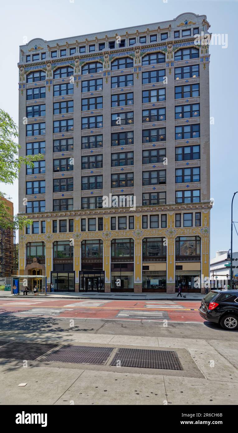 Herman Lee Meander entwarf die 154 W 14. Street als Loft-Gebäude für den Bauunternehmer Leslie R. Palmer, der auch Direktor eines NYC-Terracotta-Herstellers war. Stockfoto