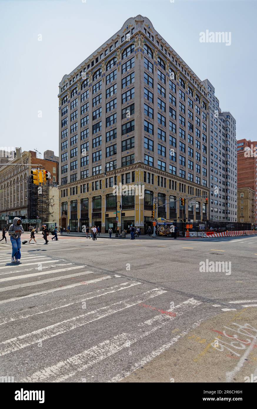 Herman Lee Meander entwarf die 154 W 14. Street als Loft-Gebäude für den Bauunternehmer Leslie R. Palmer, der auch Direktor eines NYC-Terracotta-Herstellers war. Stockfoto