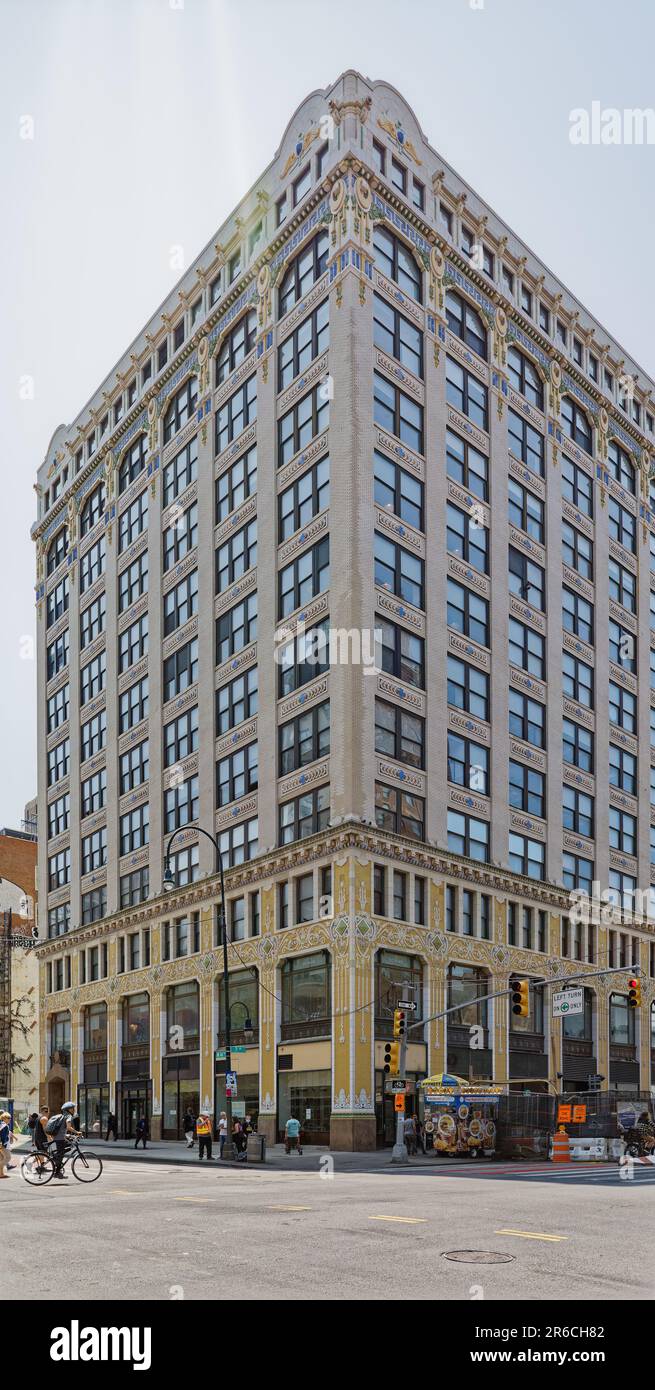 Herman Lee Meander entwarf die 154 W 14. Street als Loft-Gebäude für den Bauunternehmer Leslie R. Palmer, der auch Direktor eines NYC-Terracotta-Herstellers war. Stockfoto