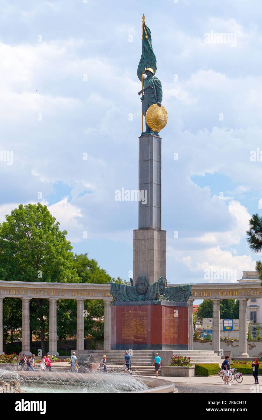 Wien, Österreich - Juni 17 2018: Das Heldendenkmal der Roten Armee gegenüber dem Brunnen „Hochstrahlbrunnen“. Stockfoto