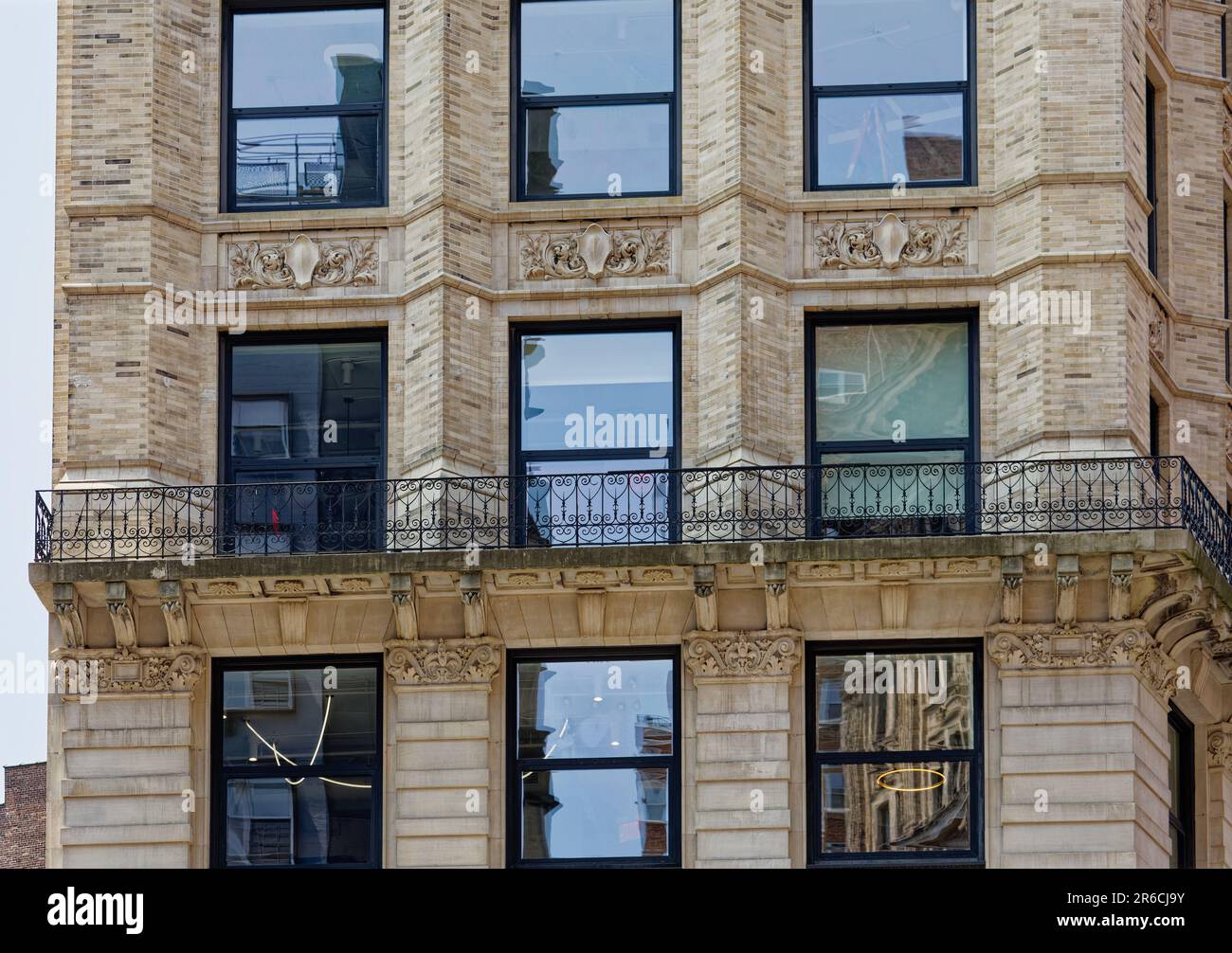 817 Broadway ist ein von New York City ausgewiesenes Bürogebäude am östlichen Rand von Greenwich Village, das 1898 nach Plänen von George B. Post erbaut wurde. Stockfoto