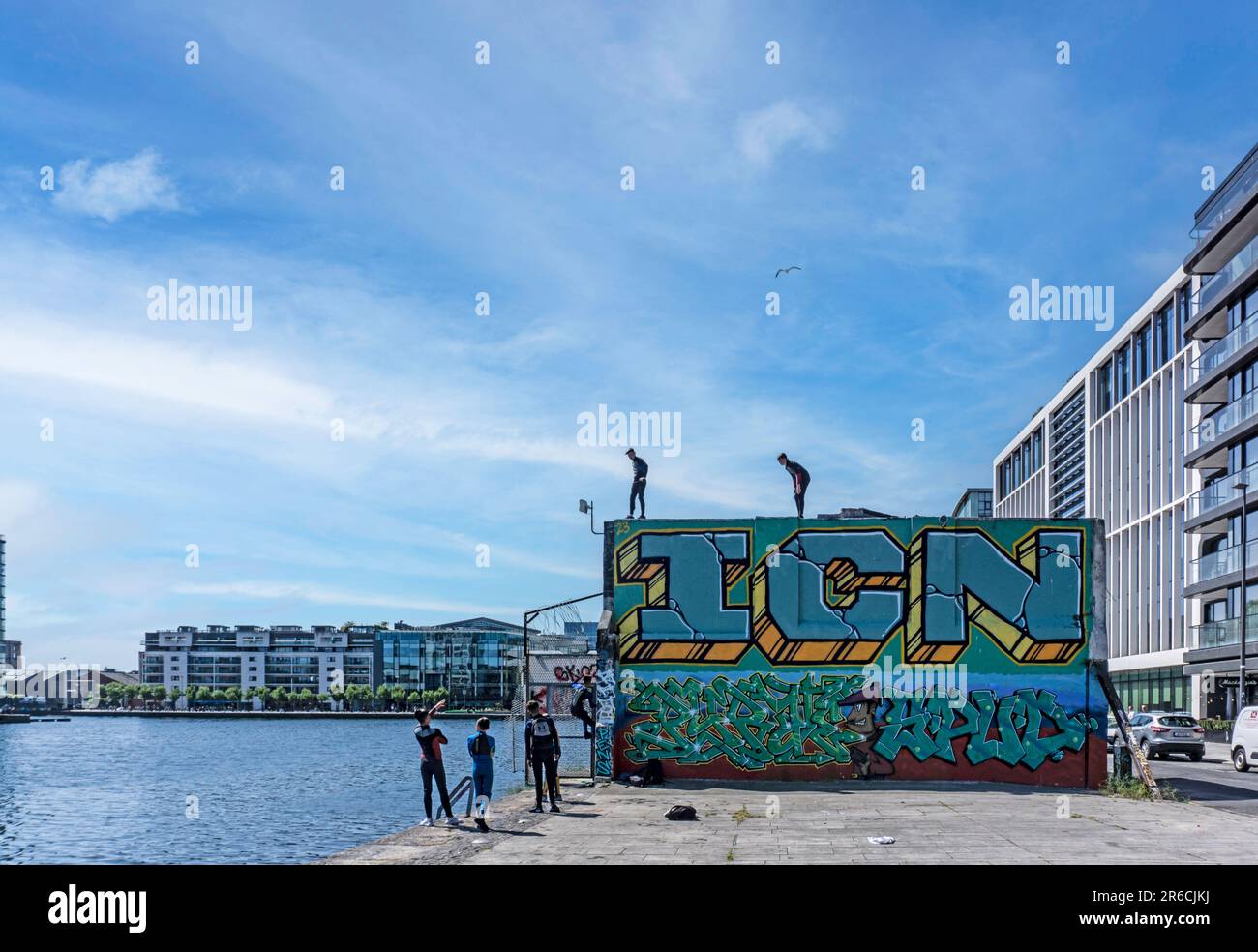 Junge Leute, die ins Grand Canal Dock in Dublin, Irland, tauchen wollen. Stockfoto