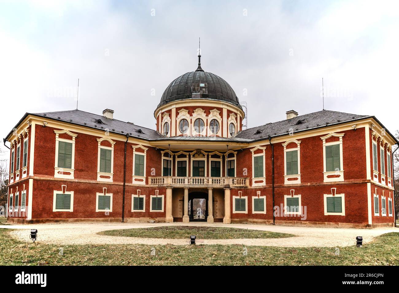 Schloss Veltrusy, barockes Schloss mit großem Park, beliebtes Touristendenkmal, Tschechische Republik. Schöne Residenz auf tschechischer Landschaft mit Repräsentanten Stockfoto