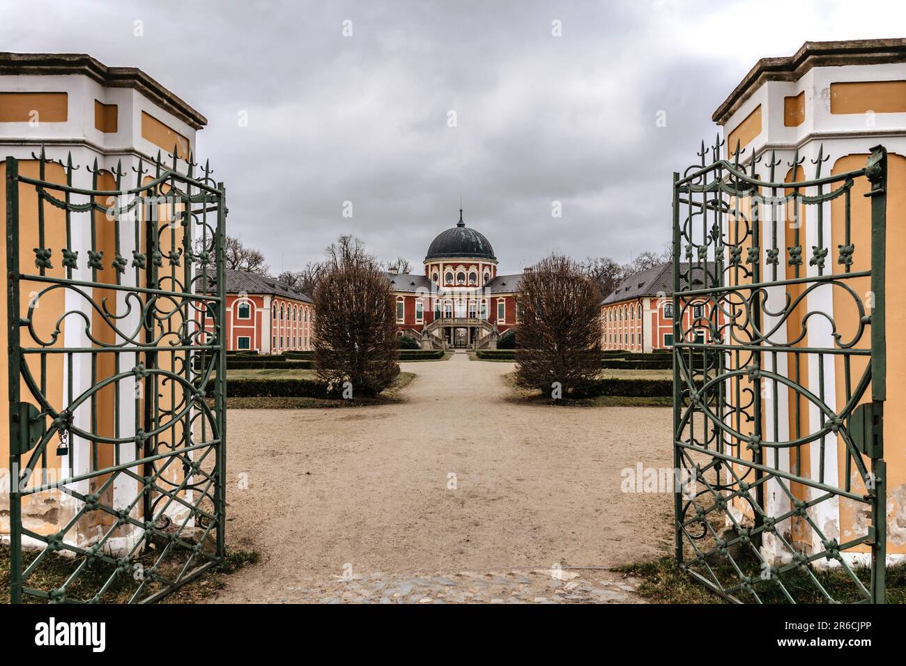 Schloss Veltrusy, barockes Schloss mit großem Park, beliebtes Touristendenkmal, Tschechische Republik. Schöne Residenz auf tschechischer Landschaft mit Repräsentanten Stockfoto