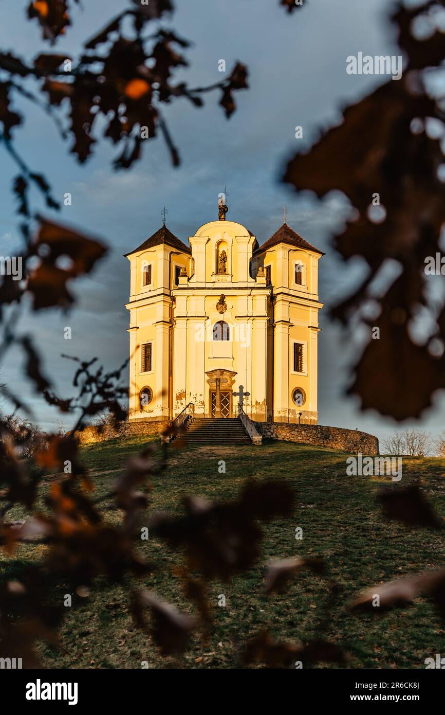 Poppy Mountain, Makova hora, Tschechische Republik. Pilgerplatz mit barocker Kirche St. Johannes der Täufer und die Jungfrau Maria von Carmel, erbaut auf einem Hügel. Stockfoto
